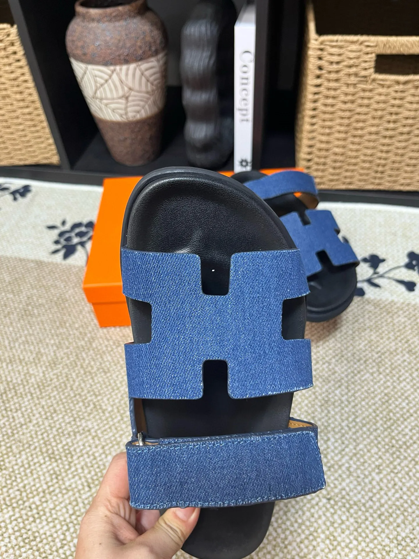 P300 Long-term stock Hermes men’s Kazimir slippers for couples - top quality woven calfskin functional sandals with intertwined uppers inspired by the “H” iconic pattern to create a casual look, perfect for summer. Imported cowhide + cowhide lining + TUP outsole Size: 35-46